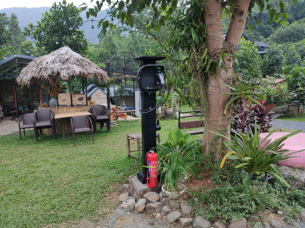 Khuôn viên nhà vườn được bảo bọc bởi núi non, sông nước, có thiết kế đậm hồn Việt, hài hòa với thiên nhiên.