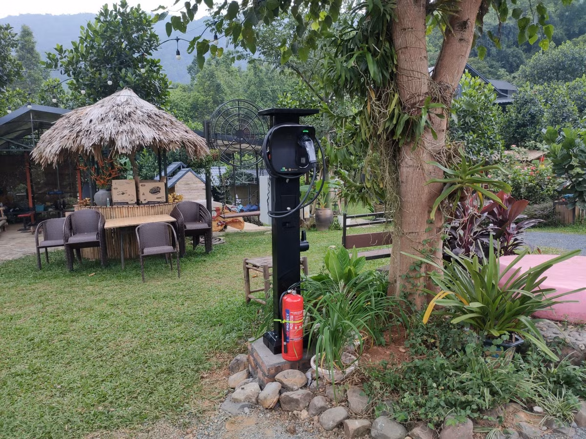 Khuôn viên nhà vườn được bảo bọc bởi núi non, sông nước, có thiết kế đậm hồn Việt, hài hòa với thiên nhiên.