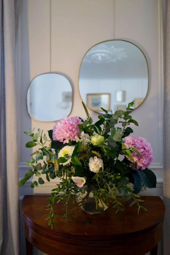 Những bình hoa nhỏ mang đến sự yên bình.