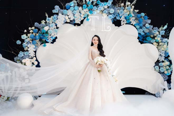 Được biết, cô dâu – chú rể trong đám cưới “ngập vàng” là Trang Phạm và Tấn Lộc (đều sống tại Bình Dương). Cặp đôi cũng mạnh tay chi tiền để có một đám cưới cổ tích. Ảnh: Dân trí