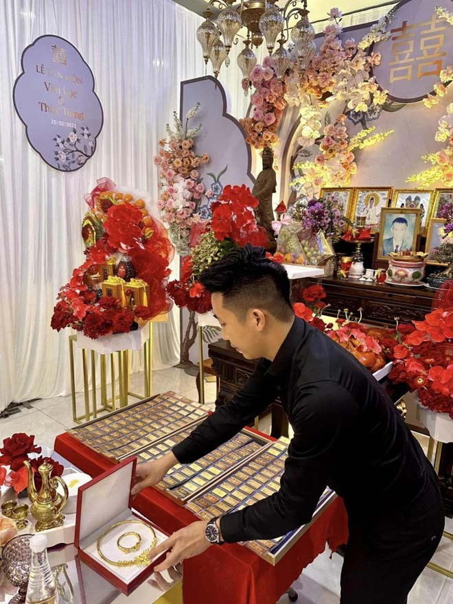 Theo đó, trong lễ gia tiên, mẹ chú rể tặng cặp đôi 200 cây vàng. Bố cô dâu tặng cặp đôi 30 cây vàng, 30 sổ đỏ, hai hột xoàn, một xe ô tô BMW, một đồng hồ Rolex, hai căn hộ cao cấp và trao nửa quyền điều hành công ty cho cô dâu – chú rể. Ảnh: Dân trí