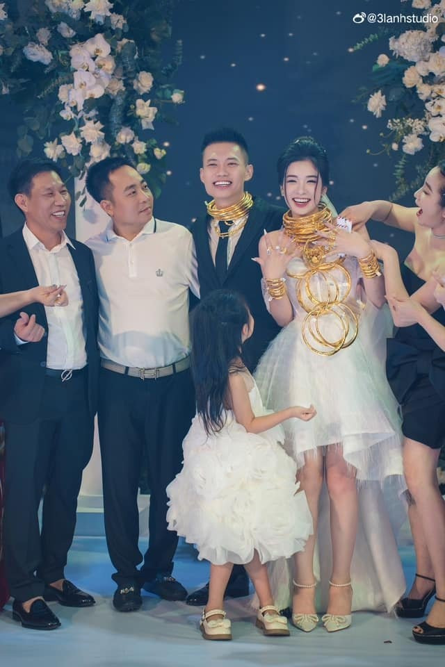 Đầu tháng 11/2023, một đám cưới ngập trong vàng khác ở Thanh Hóa cũng gây xôn xao dư luận. Đó là đám cưới của chú rể Huy Tùng, cô dâu Thảo Vy ở TP Thanh Hóa. Ảnh: Tiền phong