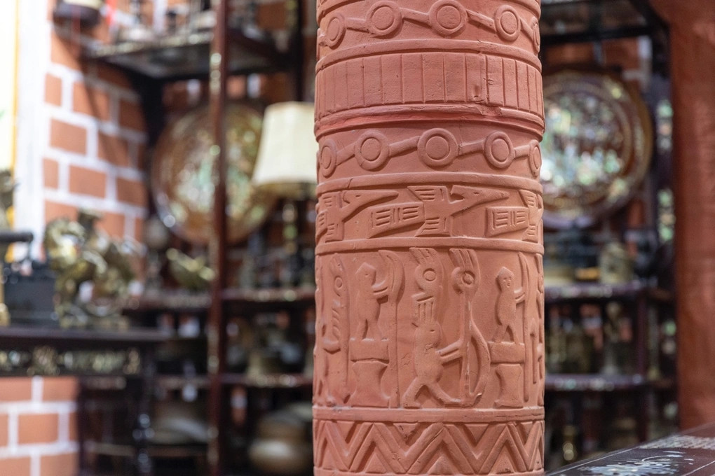 Mỗi cây cột, bậc thềm trong nhà đều được dựng từ gạch đỏ làm thủ công, nung ở nhiệt độ gần 1.000 độ C. Ảnh: Dân trí