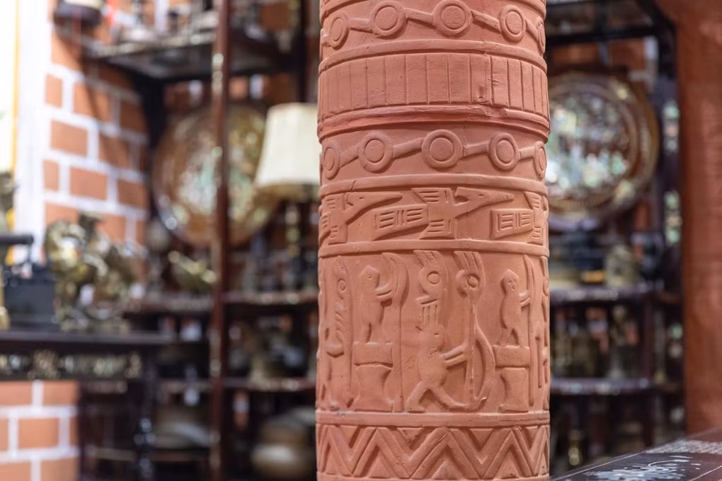 Mỗi cây cột, bậc thềm trong nhà đều được dựng từ gạch đỏ làm thủ công, nung ở nhiệt độ gần 1.000 độ C. Ảnh: Dân trí