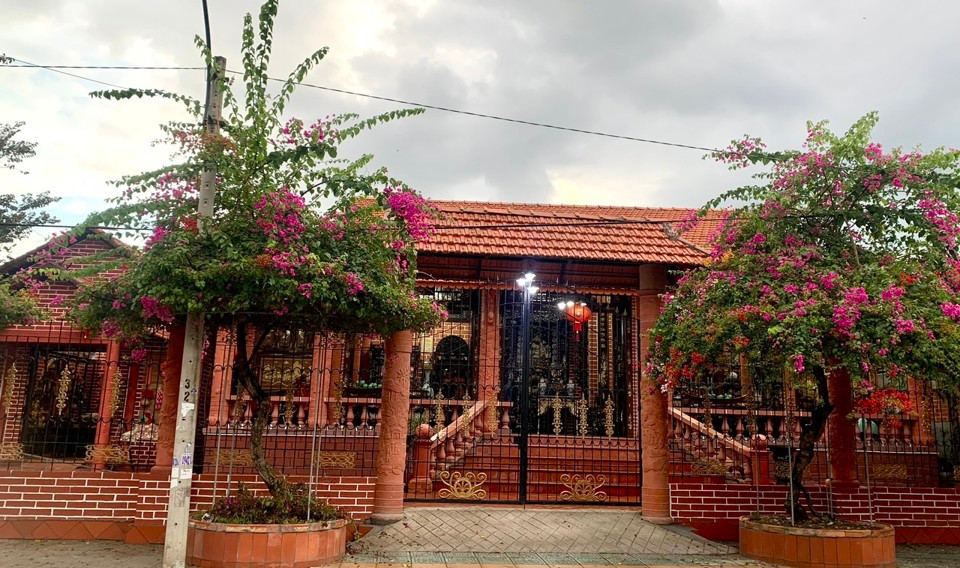 Ngôi nhà được xây dựng theo lối kiến trúc xưa với 3 gian 2 chái có diện tích 300m2, làm bằng đất sét đỏ nung. Ảnh: Kinhtedothi