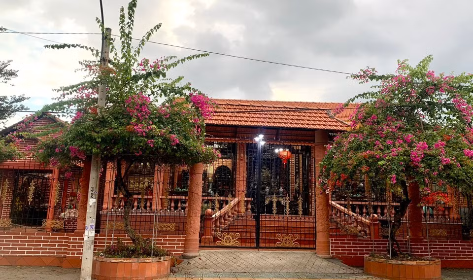 Ngôi nhà được xây dựng theo lối kiến trúc xưa với 3 gian 2 chái có diện tích 300m2, làm bằng đất sét đỏ nung. Ảnh: Kinhtedothi