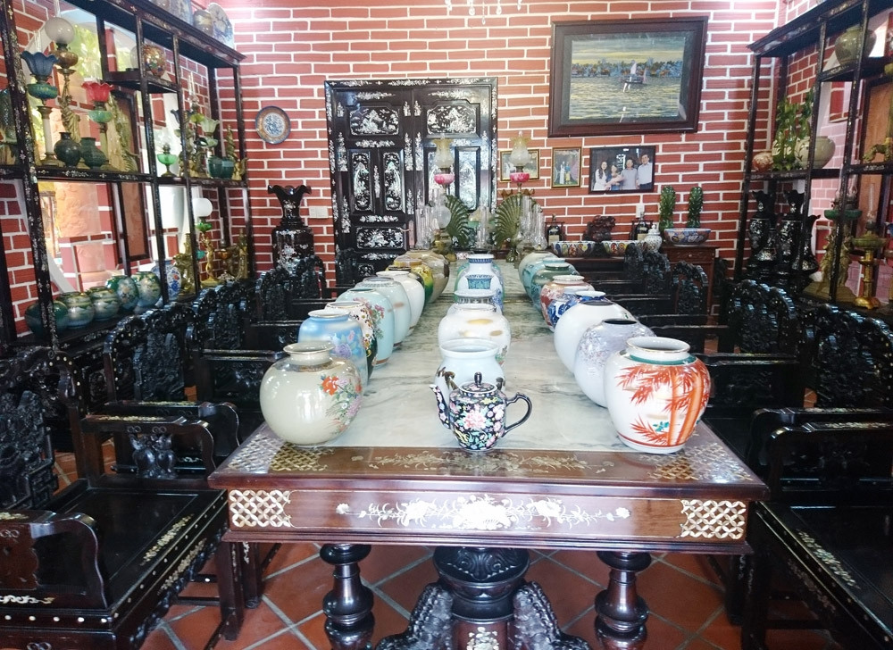 Bên trong căn nhà, gia chủ còn sưu tầm sưu tầm hơn 100 bộ dụng cụ làm đồng, hơn 100 chiếc đèn, bình hoa, các bộ bàn ghế bằng khảm, xà cừ, đi văng... từ hàng chục đến hàng trăm năm tuổi. Ảnh: Baoxaydung