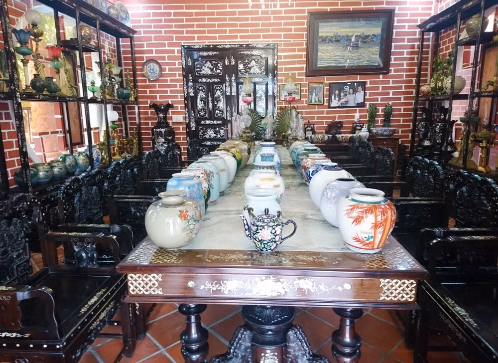 Bên trong căn nhà, gia chủ còn sưu tầm sưu tầm hơn 100 bộ dụng cụ làm đồng, hơn 100 chiếc đèn, bình hoa, các bộ bàn ghế bằng khảm, xà cừ, đi văng... từ hàng chục đến hàng trăm năm tuổi. Ảnh: Baoxaydung