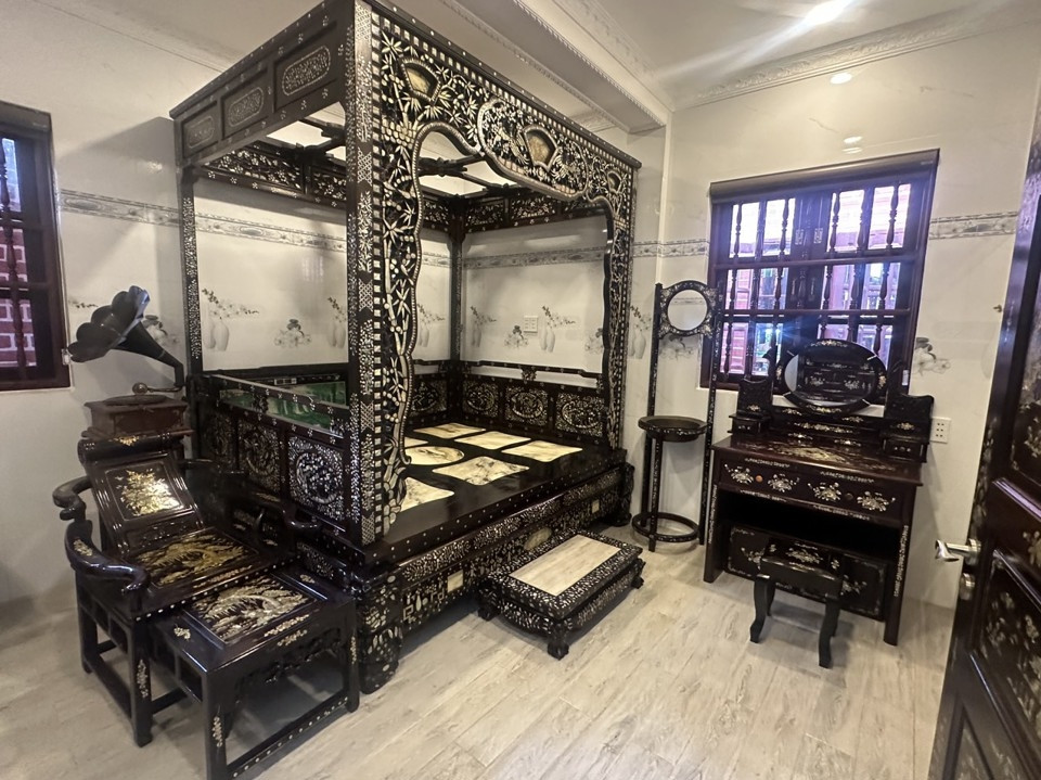 Gian buồng với bộ bàn ghế, bàn trang điểm, giường ngủ cổ xưa kết hợp hài hoà và đẹp mắt. Ảnh: Kinhtedothi