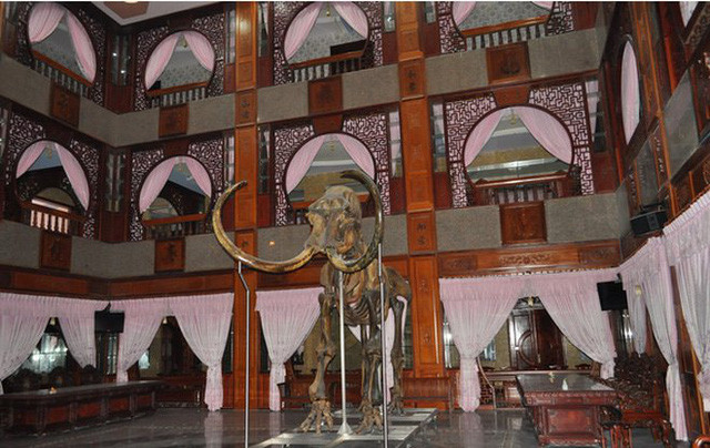 Đồ đạc trong biệt thự đều rất sang trọng, và có xuất xứ ở khắp thế giới. Ảnh: Dân Việt