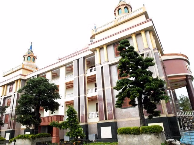 Biệt thự nằm trên khu đất rộng hơn 30 ha, trong khuôn viên có rất nhiều cây cảnh. Ảnh: Dân Việt