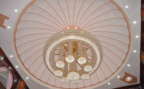 Chiếc đèn chùm đường kính rộng gần 10m trị giá nhiều tỷ đồng. Ảnh: Plo