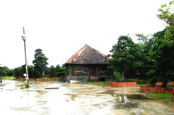 Trong khuôn viên còn có chòi lá tô điểm giữa không gian rộng lớn của dinh thự. Ảnh: Dân Việt