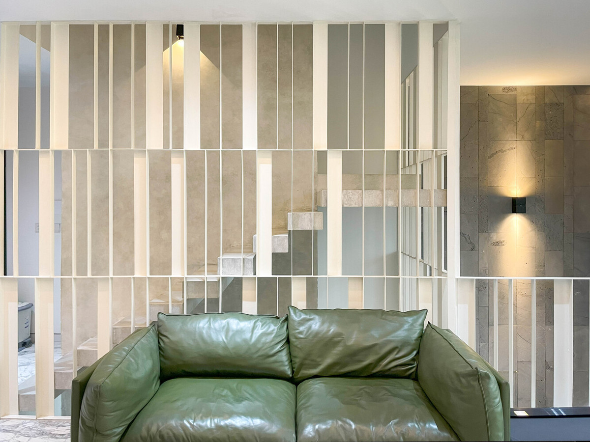 Lấy cảm hứng từ những giải pháp đơn giản và hình khối vuông vắn, dự án nhấn mạnh vào việc cân bằng không gian sống phù hợp với gia chủ mà vẫn cảm nhận thiên nhiên qua ánh sáng và gió. Nguồn ảnh: Đất Buồm