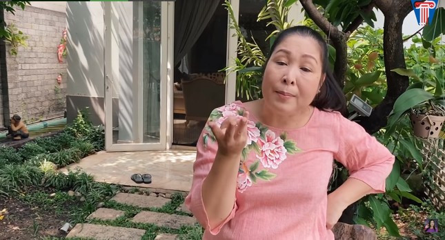 Tại TP HCM, gia đình NSND Hồng Vân sở hữu một căn biệt thự rộng lớn, có đầy đủ vườn trước và vườn sau.