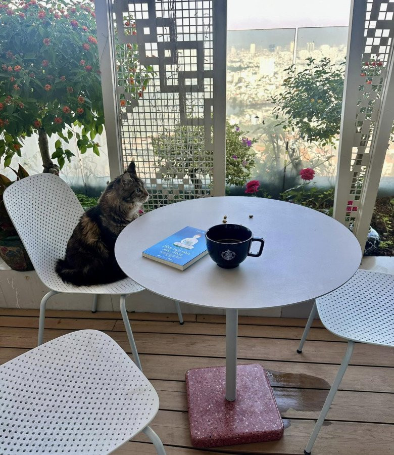 Mới đây, Hoa hậu Thu Hoài khoe view uống cà phê trong biệt thự khiến bạn bè phải xuýt xoa.