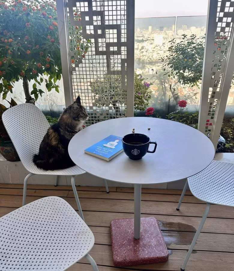 Mới đây, Hoa hậu Thu Hoài khoe view uống cà phê trong biệt thự khiến bạn bè phải xuýt xoa.