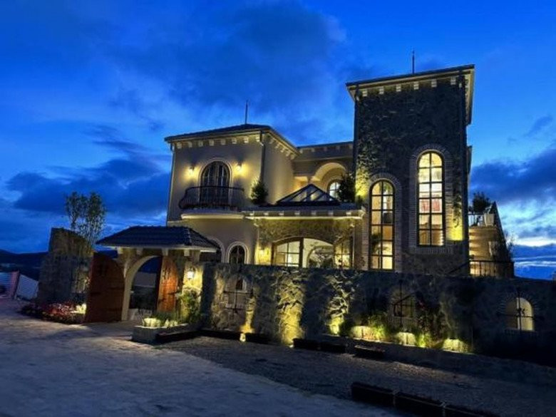 Bên cạnh đó, Hoa hậu Thu Hoài còn sở hữu căn biệt thự lộng lẫy như lâu đài ở Đà Lạt.