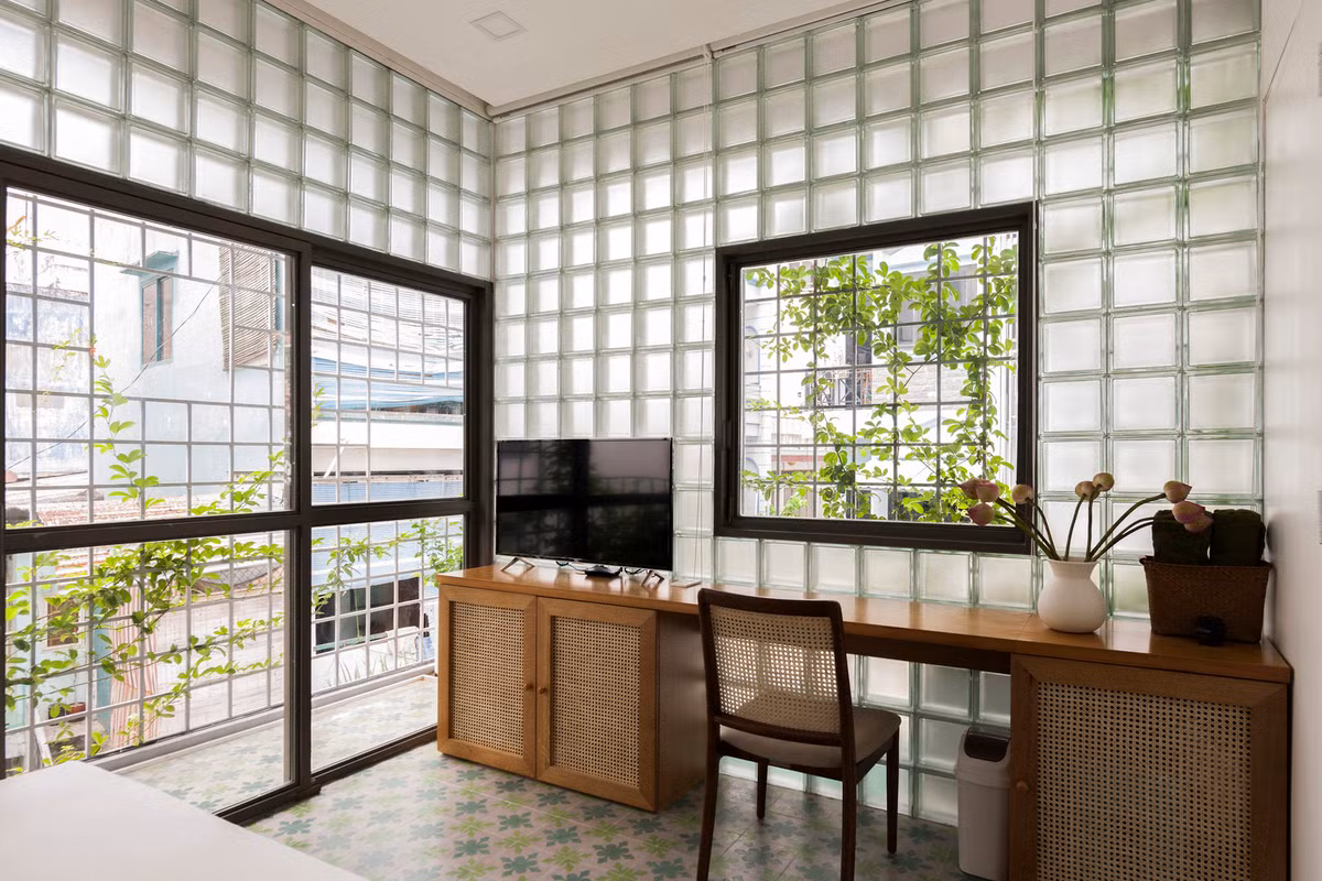 Gia chủ yêu cầu một cuộc cải tạo mang tính nghệ thuật và giá cả phải chăng để phù hợp với cửa hàng đồ da mới thành lập và không gian sống với hai phòng ngủ.