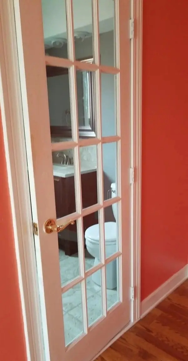 Cửa phòng tắm có cũng như không.