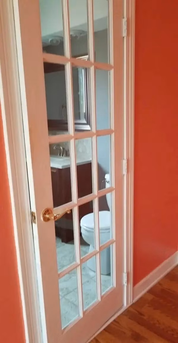 Cửa phòng tắm có cũng như không.