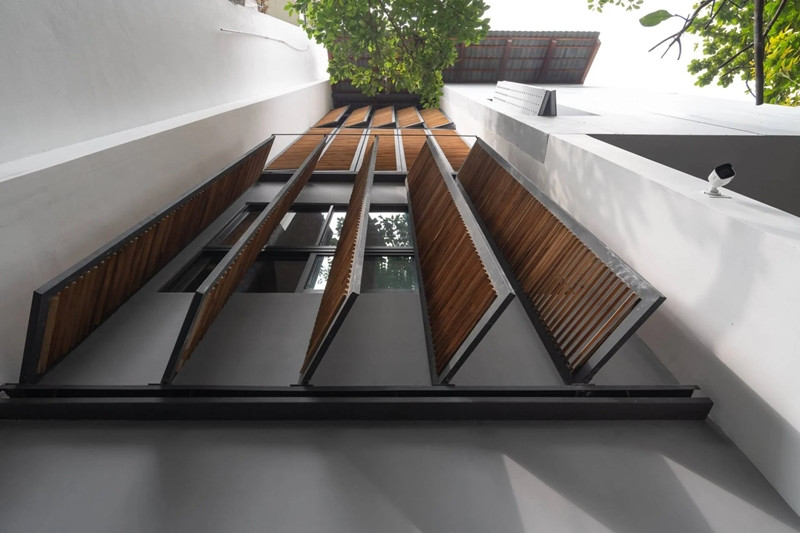 Hệ cửa chớp bằng gỗ với bên trong là cửa kính nên không có cảm giác bị đặc và bịt kín.