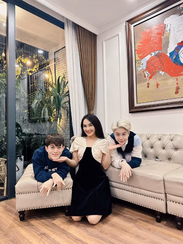 Ngoài cuộc sống hôn nhân viên mãn, Bảo Thanh còn có tình bạn đẹp với nhiều đồng nghiệp. Trong ảnh, cô chụp cùng Bảo Hân, Quang Anh - 2 người bạn thân thiết từ phim "Về nhà đi con".