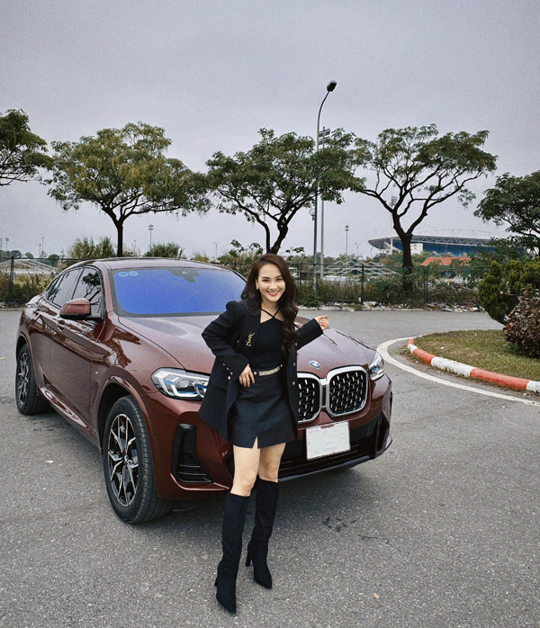 Nhờ sự thuận vợ thuận chồng nên hôn nhân đời thực của cô thăng hoa cả tinh thần lẫn vật chất vì cô mua nhiều nhà đẹp, xe sang. Chưa hết, nữ diễn viên còn báo hiếu cho gia đình như: Mẹ đẻ, mẹ chồng và cả bà ngoại.