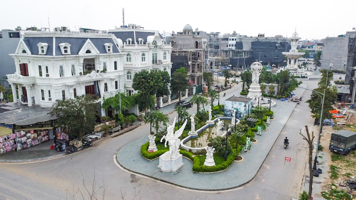  Làng Ninh Hiệp (xã Ninh Hiệp, huyện Gia Lâm, Hà Nội) xưa là làng Nành, tổng Nành thuộc xứ Đông Ngàn, Kinh Bắc. Dù là một làng ngoại thành Hà Nội nhưng mỗi mét đất ở chợ vải Ninh Hiệp (làng Nành, Gia Lâm, Hà Nội) đều khiến du khách có cảm giác đang đi giữa trời Châu Âu. Ảnh: Pháp luật &amp; bạn đọc