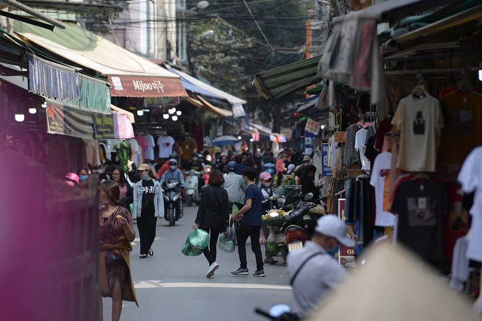 Các tiểu thương cho biết, nghề bán vải thu về lợi nhuận rất lớn, ít thì một lãi ba, nhiều thì một lãi bốn, lãi năm... Ảnh: Dân trí