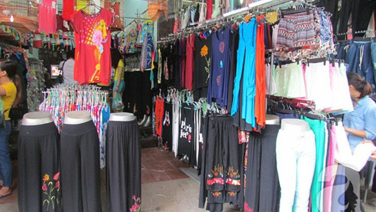 Từ một vài người theo buôn lái sang Trung Quốc, người dân tại đây đua nhau “buôn có bạn, bán có phường”, đánh hàng từ nước bạn về mở thành chợ vải Ninh Hiệp lớn nhất nhì phía Bắc. Ảnh: Vietnambiz