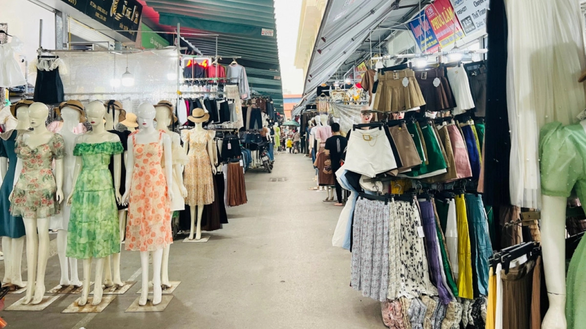 Nhờ biết cách làm ăn, nhiều nhà buôn thu lợi đến vài tỷ mỗi năm. Sạp vải vừa vừa cũng có thể lãi vài triệu/ngày, gần trăm triệu/tháng. Ảnh: VOV