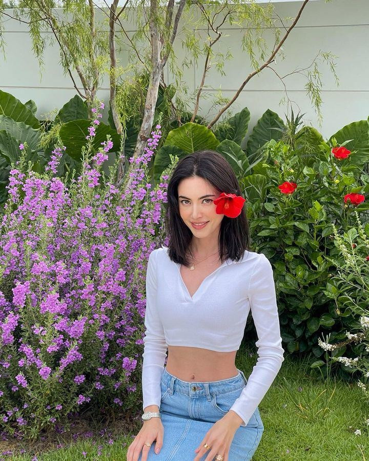 Xung quanh nhà là khoảng sân vườn rộng rãi, trồng nhiều hoa, cây cỏ. Ảnh: FBNV