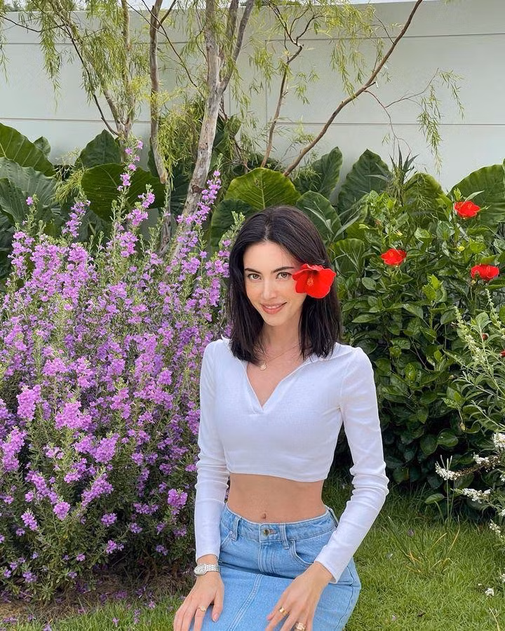 Xung quanh nhà là khoảng sân vườn rộng rãi, trồng nhiều hoa, cây cỏ. Ảnh: FBNV