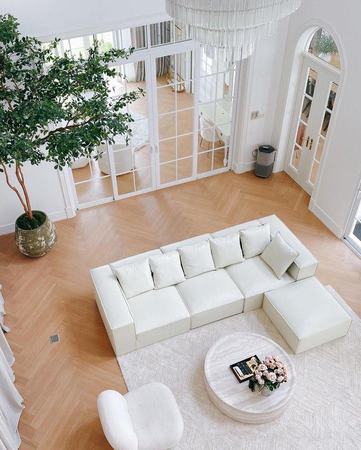 Theo truyền thông Thái Lan, biệt thự của "Ma nữ đẹp nhất Thái Lan" có diện tích lên tới 8.000 m2, sử dụng gam màu trắng chủ đạo. Ảnh: FBNV