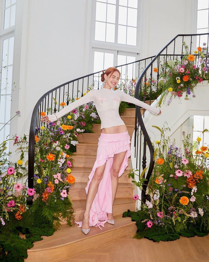 Trong tiệc tân gia, Mai Davika trang trí khắp cầu thang bằng hoa tươi ấn tượng. Ảnh: FBNV