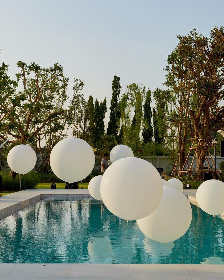 Ấn tượng nhất là bể bơi siêu rộng phía trước nhà. Ảnh: FBNV