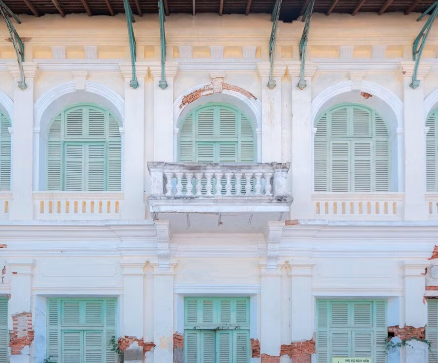 Màu tường vàng nổi bật bên những khung cửa sổ xanh đẹp mắt. Ảnh: Mia