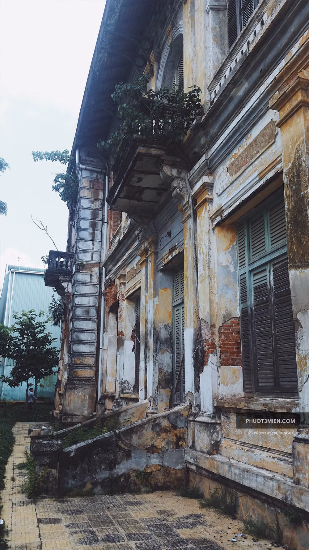 Ngày nay, công trình bị hư hỏng nhiều, bên ngoài phần tường đã bong tróc. Ảnh: Phuot3mien