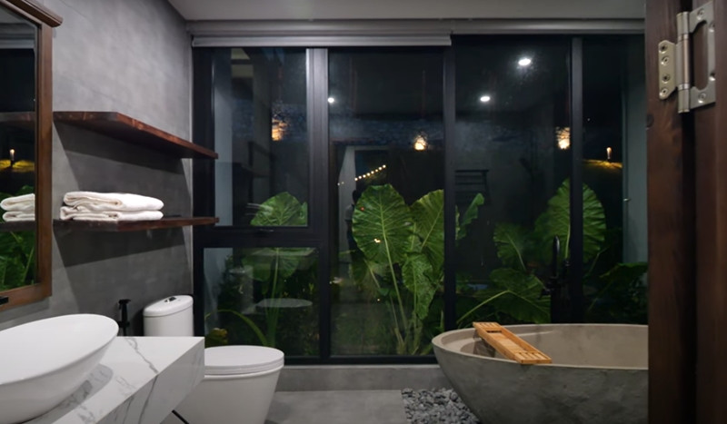 Là biệt thự nghỉ dưỡng, các phòng tắm trong nhà đều thiết kế khép kín với nội thất hiện đại và tầm view tuyệt đẹp. Nguồn ảnh: chụp màn hình NhaF