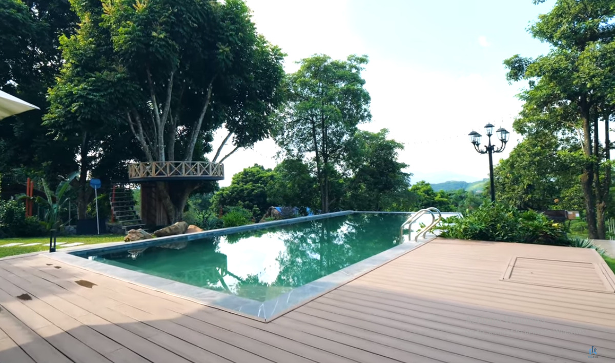 Bể bơi ngoài trời rất lớn.