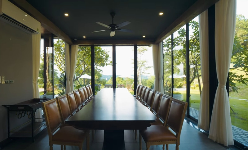 Từ phòng bếp, gia chủ có thể phóng tầm mắt ngắm thung lũng phía dưới.