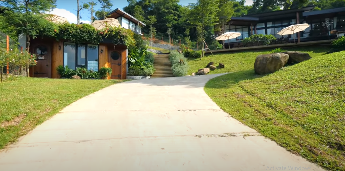 Lối vào rộng rãi với thảm cỏ xanh mướt.