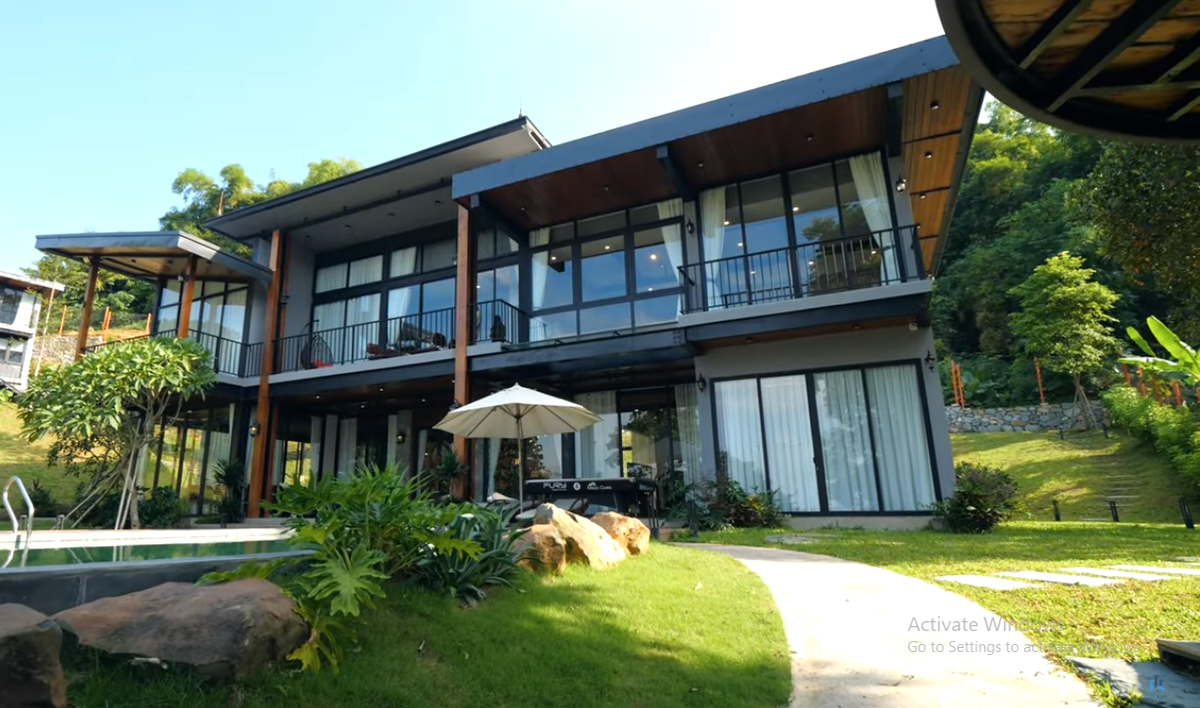 Căn nhà chính được thiết kế hiện đại, vuông vức với nhiều cửa kính, giúp lấy ánh sáng tự nhiên tối đa.