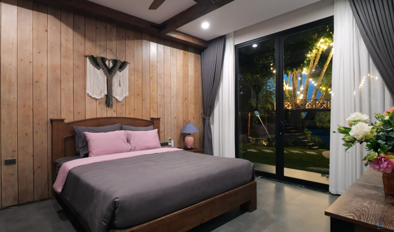 Phòng ngủ thiết kế mở, sử dụng phần lớn nội thất gỗ.