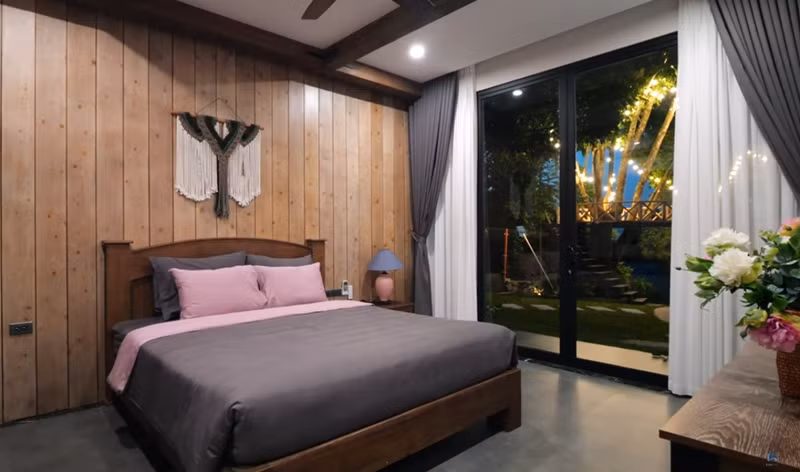 Phòng ngủ thiết kế mở, sử dụng phần lớn nội thất gỗ.