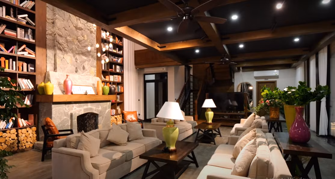 Bên trong phòng khách, trần nhà được gia chủ nắn nót cẩn thận, ánh sáng thiết kế dịu mắt.