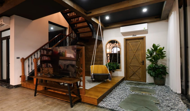 Trong nhà sử dụng nhiều vật liệu mang thiên hướng tự nhiên như gỗ, đá ốp mang đến cảm giác thân thiện, mộc mạc.