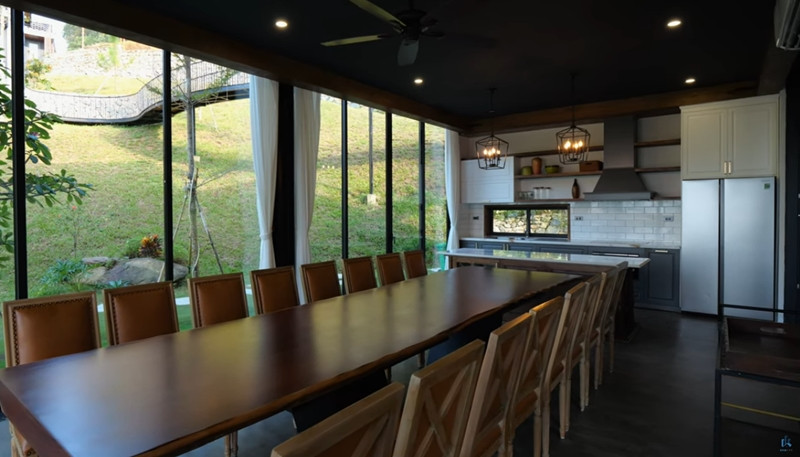 Khu bếp và bàn ăn như ở giữa thiên nhiên nhờ hệ thống cửa kính lớn.