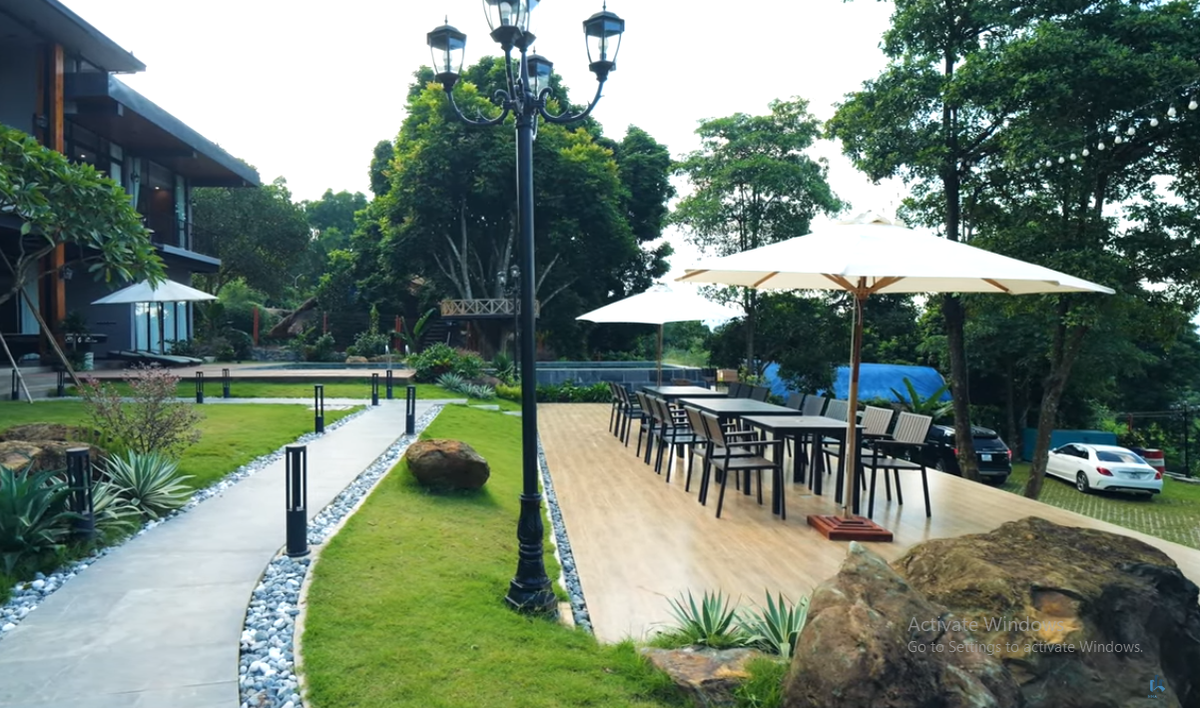 Không gian sân vườn rộng rãi là nơi mọi người có thể tổ chức các hoạt động ngoài trời như ăn uống, trà chiều...